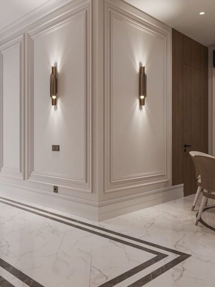 Couloir — moulures murales et appliques
